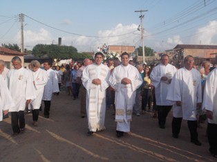 Fieis demonstram fé na Senhora da Piedade