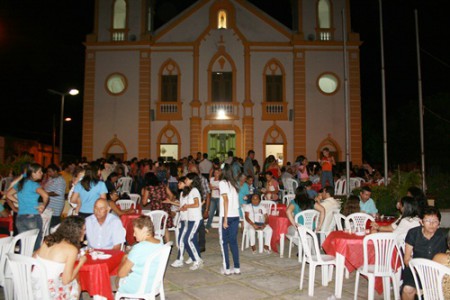 Paroquianos fizeram homenagens ao Padre Edilson