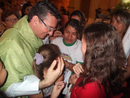 Fieis paroquianos se despede do Padre Edilson 