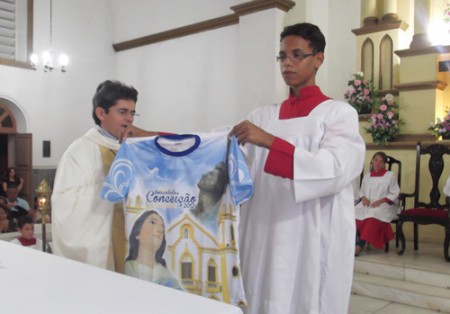 Pároco de Nova Cruz apresenta camiseta da festa 